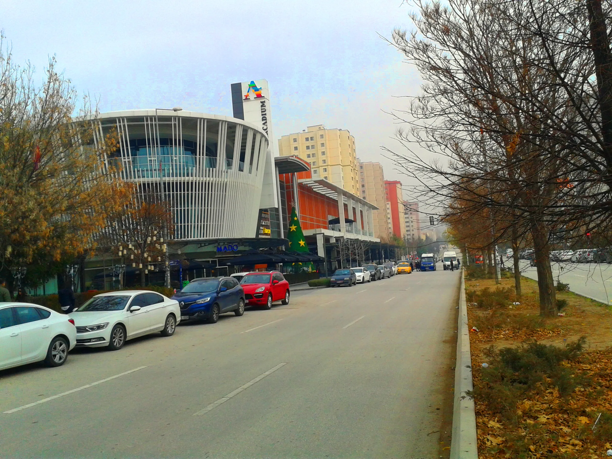 Çayyolu'da Arcadium alışveriş merkezinin dış cephesi, tabelası ve önündeki cadde