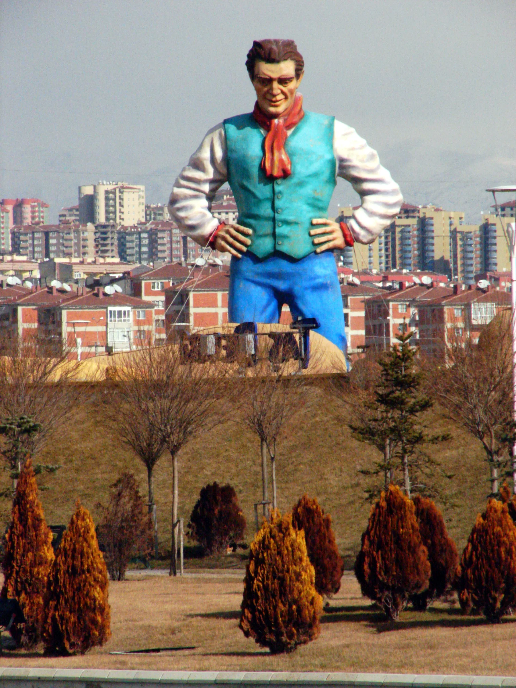 Large Gulliver statue above landscaped grounds and apartment buildings at Harikalar Diyarı